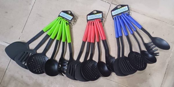 coloured plastic spoon set